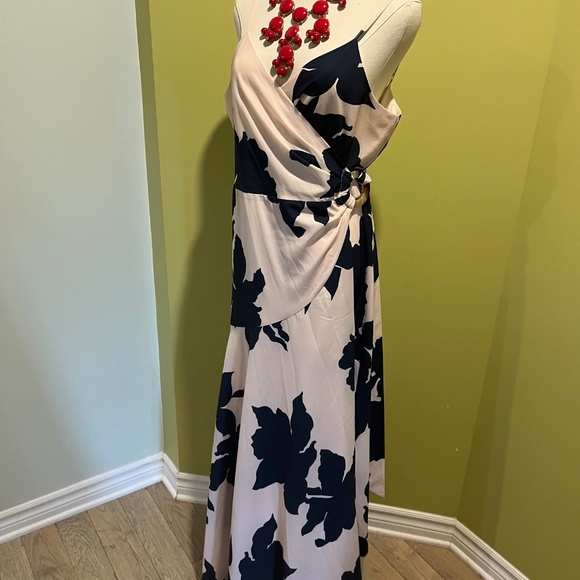 Long flowing wrap dress - Picture 2 of 4